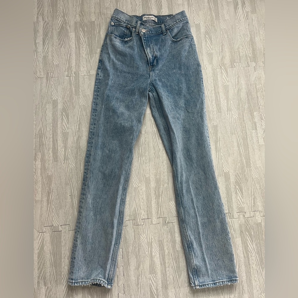 Abercrombie and Fitch The 90’s Straight Ultra High Rise jeans
